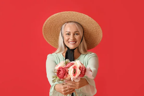 Mature Woman Straw Hat Holding Bouquet Beautiful Flowers Red Background — Stock Photo, Image