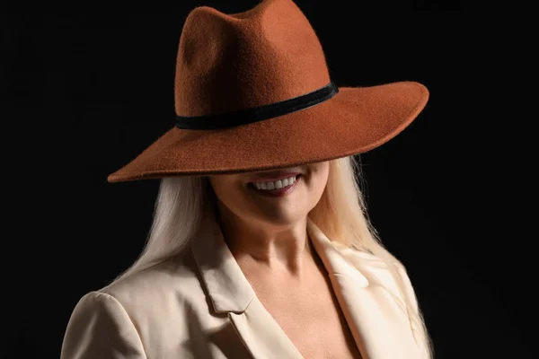 Улыбающаяся Зрелая Женщина Стильной Войлочной Шляпе Тёмном Фоне — стоковое фото
