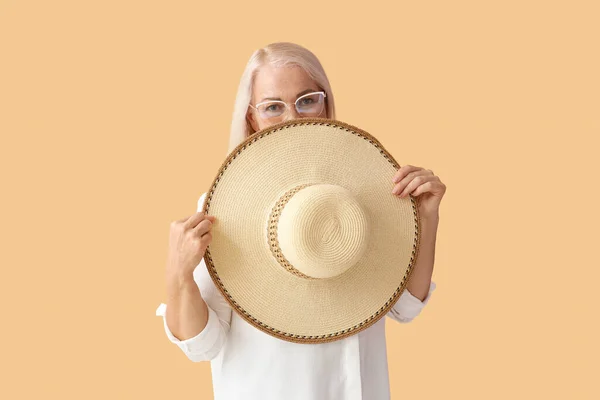 Elegant Mature Woman Eyeglasses Closing Her Face Straw Hat Color — Stock Photo, Image