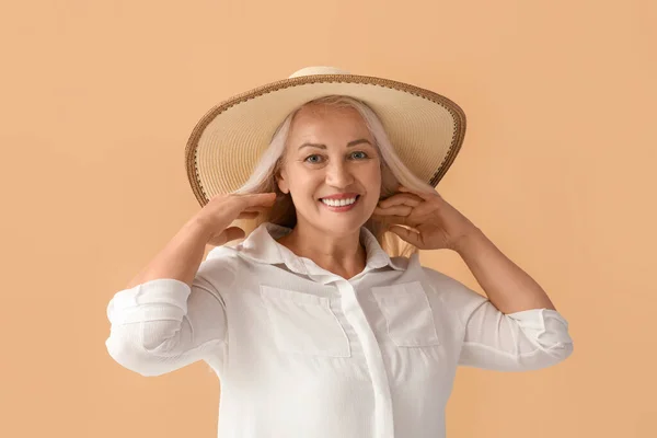 Mulher Madura Bonita Chapéu Elegante Ajustando Seu Cabelo Fundo Cor — Fotografia de Stock
