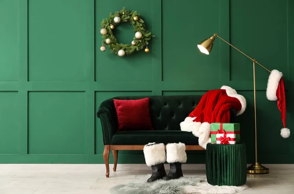Interior Quarto Elegante Com Sofá Confortável Traje Papai Noel Botas — Fotografia de Stock