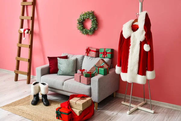 Canapé Avec Cadeaux Noël Cintre Avec Costume Père Noël Bottes — Photo