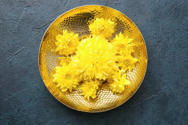 Plate Yellow Chrysanthemum Flowers Dark Background — Stock Photo, Image
