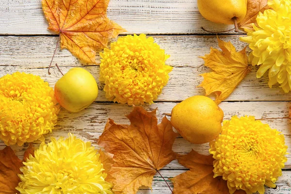 Φρούτα Πεσμένα Φύλλα Και Κίτρινα Χρυσάνθεμα Ανοιχτό Ξύλινο Φόντο — Φωτογραφία Αρχείου