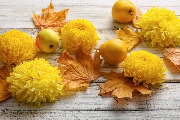 Φρούτα Πεσμένα Φύλλα Και Κίτρινα Χρυσάνθεμα Ανοιχτό Ξύλινο Φόντο — Φωτογραφία Αρχείου