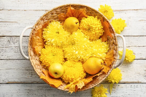 Καλάθι Κίτρινα Χρυσάνθεμα Λουλούδια Και Φρούτα Ανοιχτό Ξύλινο Φόντο — Φωτογραφία Αρχείου