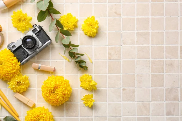 Decorative Cosmetics Retro Photo Camera Yellow Chrysanthemum Flowers Light Background — Stock Photo, Image