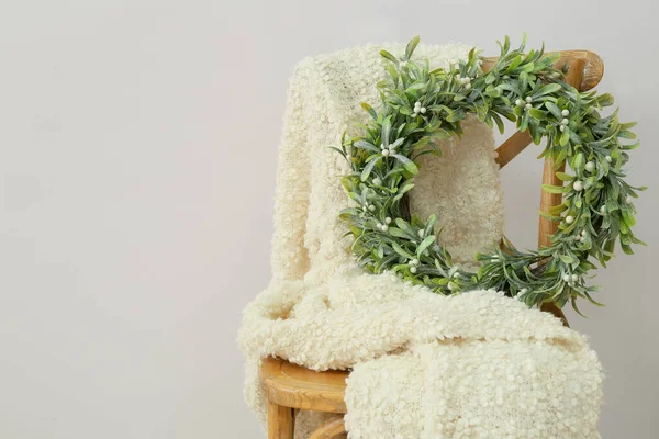 Wooden Chair Plaid Christmas Wreath Mistletoe Light Wall — Stock Photo, Image