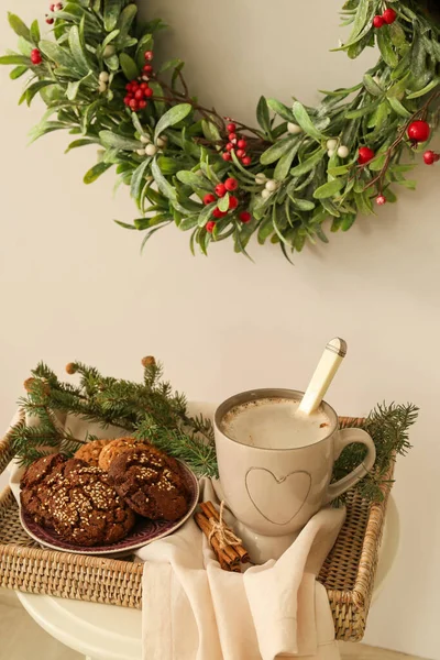 Taca Jedzeniem Gałązką Jodły Świątecznym Wieńcem Jemiołą Wiszącą Jasnej Ścianie — Zdjęcie stockowe