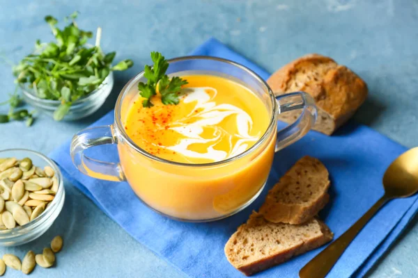 Glass Pot Delicious Pumpkin Cream Soup Seeds Bread Color Background — Stock Photo, Image