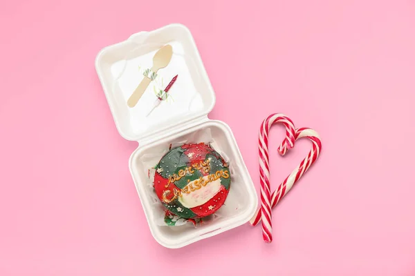 塑料午餐盒 圣诞本托蛋糕和粉色背景的糖果 — 图库照片