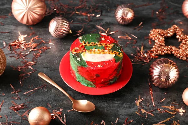 暗い背景にプレートでおいしいお弁当ケーキとクリスマスの組成物 — ストック写真