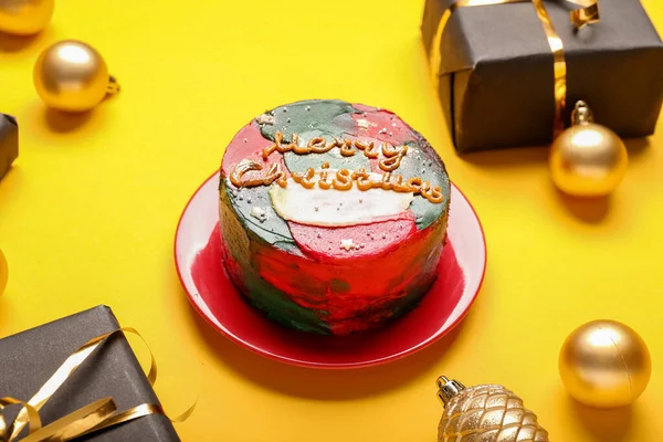 Plate Tasty Bento Cake Gifts Christmas Balls Yellow Background — Stock Photo, Image