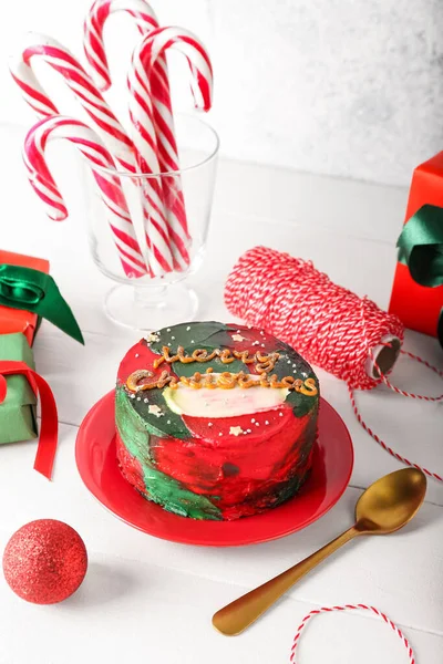 Teller Mit Leckerem Bento Kuchen Und Weihnachtsdekor Auf Hellem Holztisch — Stockfoto