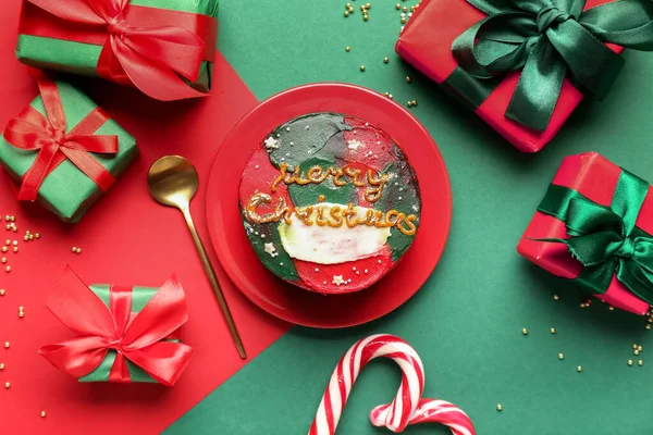 Teller Mit Weihnachtsgebäck Geschenken Und Bonbons Auf Farbigem Hintergrund — Stockfoto