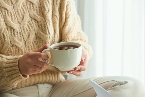 Mujer Con Ropa Abrigo Sosteniendo Taza Delicioso Primer Plano — Foto de Stock