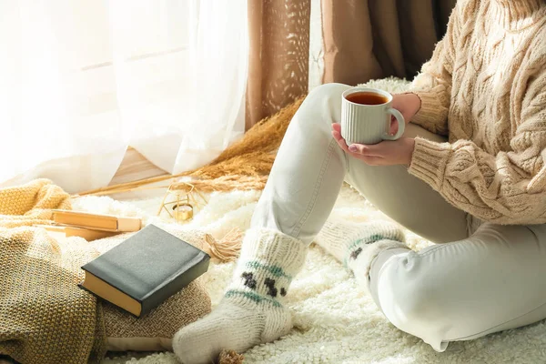 Ung Kvinna Som Håller Kopp Och Sitter Rutig Rummet — Stockfoto