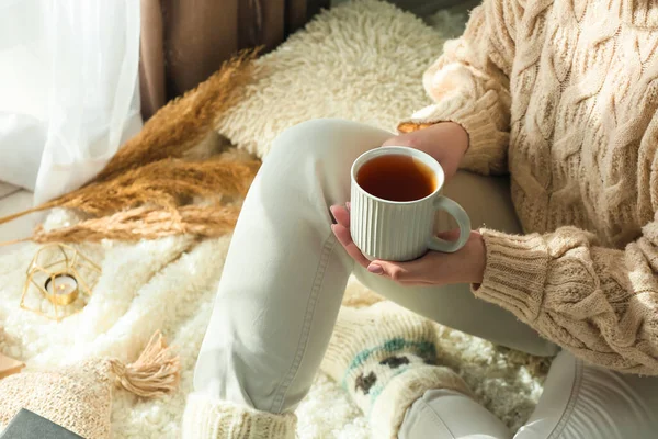Junge Frau Hält Tasse Leckeren Tee Zimmer — Stockfoto