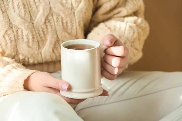 Egy Kezében Egy Csésze Tea Közelkép — Stock Fotó