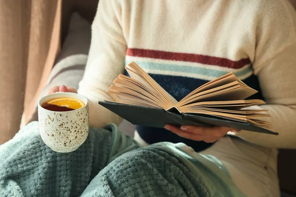 Женщина Держит Чашку Чая Читает Книгу Комнате — стоковое фото