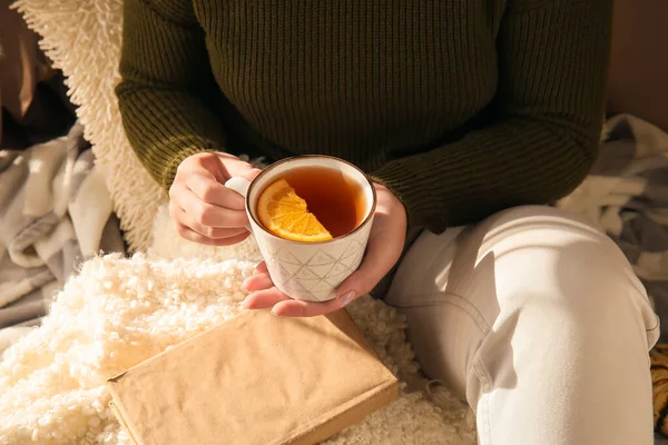 Vrouw Met Kopje Heerlijke Thee Met Schijfje Citrusvruchten Close — Stockfoto