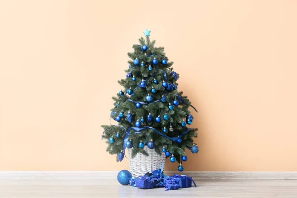 Hermoso Árbol Navidad Con Cajas Regalo Azules Cerca Pared Beige —  Fotos de Stock