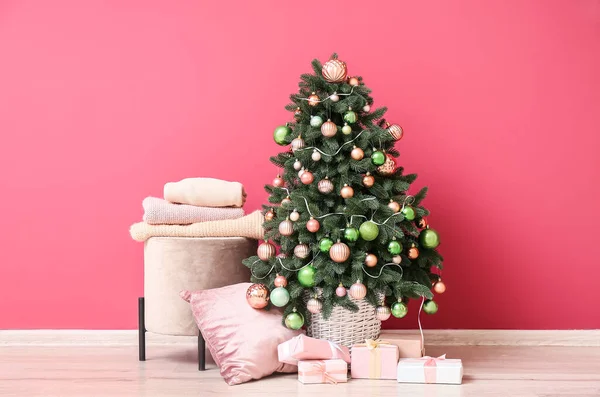 Beautiful Christmas Tree Gifts Pouf Pillow Pink Wall — Stock Photo, Image