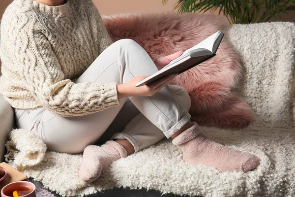 Woman Sitting Sofa Reading Book Living Room — Stock Photo, Image