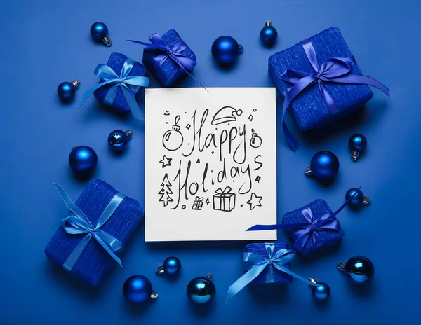 Cartão Saudação Com Texto Happy Holidays Caixas Presente Bolas Natal — Fotografia de Stock