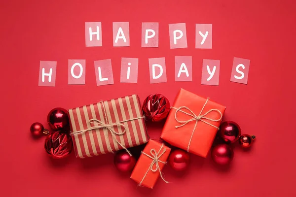Texto Happy Holidays Caixas Presente Bolas Natal Fundo Vermelho — Fotografia de Stock