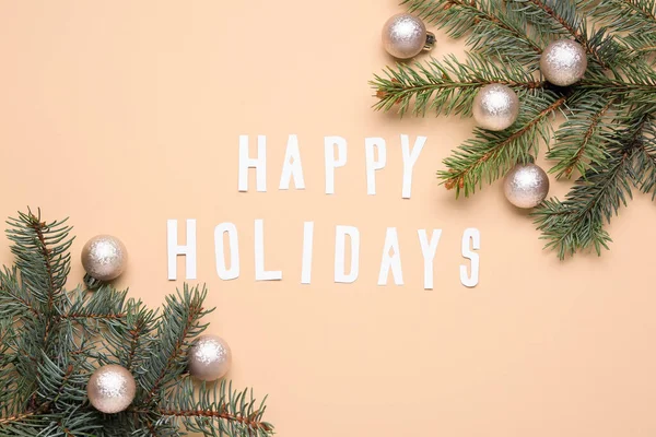 Tekst Happy Holidays Sparren Takken Kerstballen Beige Achtergrond — Stockfoto