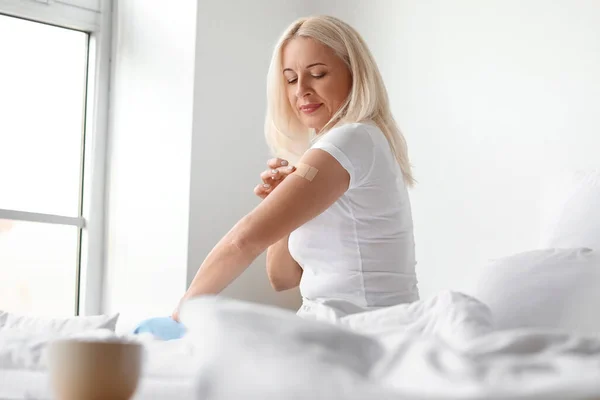 Mujer Madura Aplicando Parche Nicotina Casa Dejar Fumar — Foto de Stock