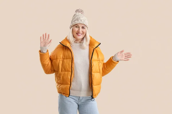 Kış Kıyafetleri Içinde Renkli Arka Planda Güzel Olgun Bir Kadın — Stok fotoğraf