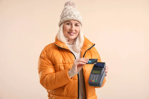 Mujer Madura Con Terminal Bancario Tarjeta Crédito Sobre Fondo Color —  Fotos de Stock