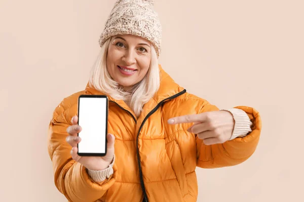 Starší Žena Moderním Mobilním Telefonem Barevném Pozadí — Stock fotografie