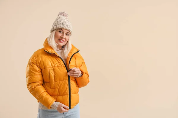 Schöne Reife Frau Winterkleidung Auf Farbigem Hintergrund — Stockfoto