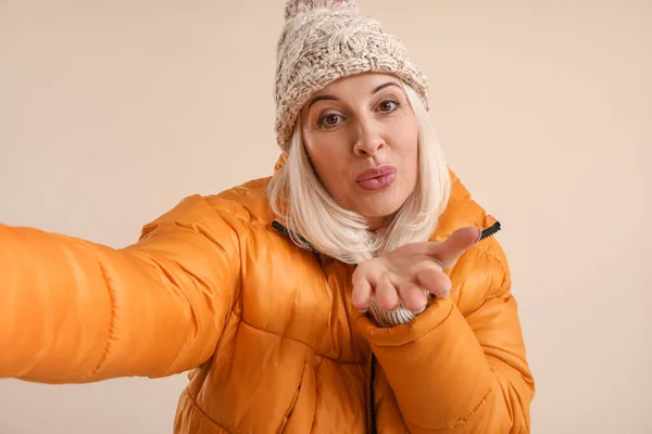 Όμορφη Ώριμη Γυναίκα Χειμωνιάτικα Ρούχα Λαμβάνοντας Selfie Στο Φόντο Χρώμα — Φωτογραφία Αρχείου