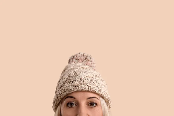 천연색 배경의 모자를 아름다운 — 스톡 사진