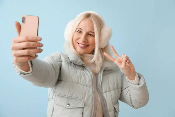 Starší Žena Zimě Oblečení Přičemž Selfie Barevném Pozadí — Stock fotografie