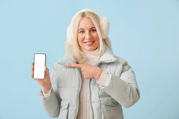 Starší Žena Zimním Oblečení Moderním Mobilním Telefonem Barevném Pozadí — Stock fotografie