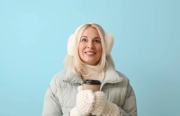 Mooie Volwassen Vrouw Winter Kleding Met Koffie Kleur Achtergrond — Stockfoto