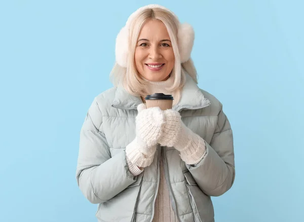 Hermosa Mujer Madura Ropa Invierno Con Café Sobre Fondo Color —  Fotos de Stock