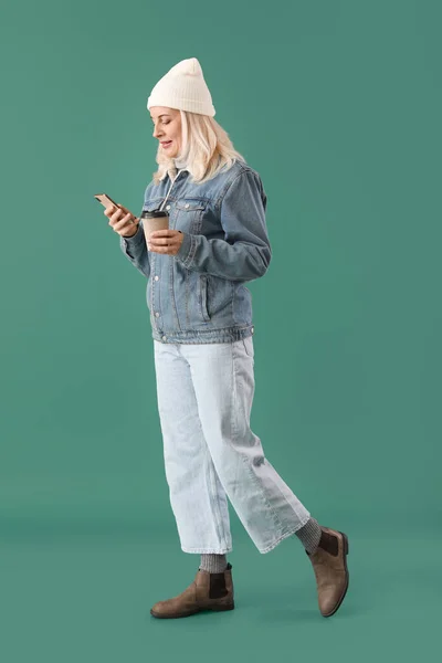 Volwassen Vrouw Met Moderne Mobiele Telefoon Koffie Kleur Achtergrond — Stockfoto