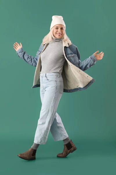 Hermosa Mujer Madura Ropa Abrigo Sobre Fondo Color —  Fotos de Stock