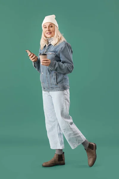 Зрелая Женщина Современным Мобильным Телефоном Кофе Цветном Фоне — стоковое фото