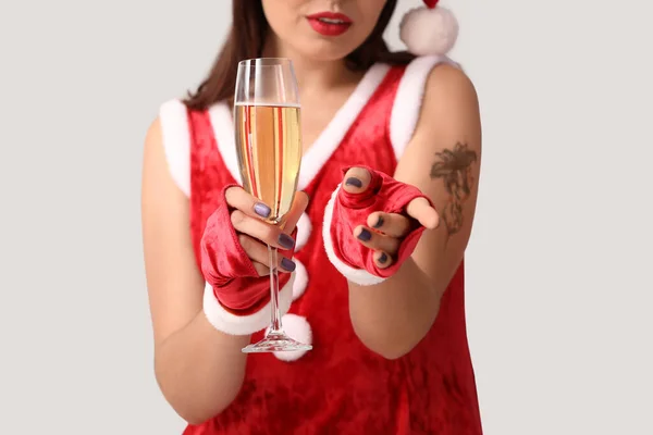 Sexy Junge Frau Weihnachtsmannkostüm Und Mit Champagner Auf Hellem Hintergrund — Stockfoto