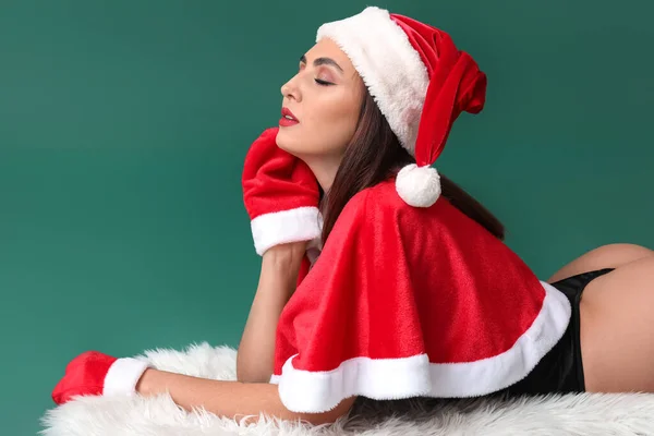 Sexy Junge Frau Weihnachtsmannkostüm Auf Farbigem Hintergrund — Stockfoto