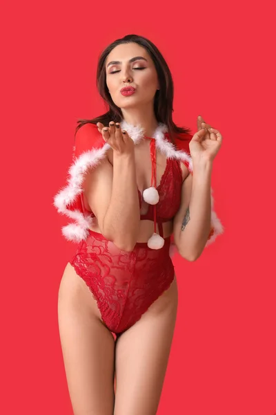Sexy Junge Frau Weihnachtsmannkostüm Und Dessous Auf Farbigem Hintergrund — Stockfoto