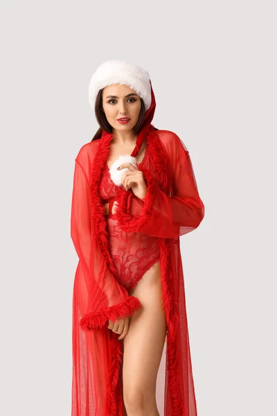 Sexy Mujer Joven Santa Sombrero Ropa Interior Sobre Fondo Claro —  Fotos de Stock