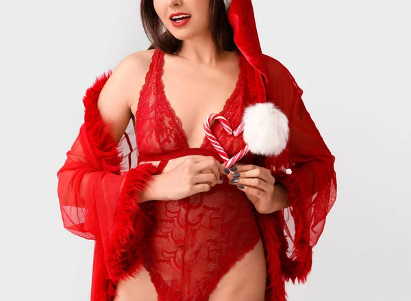 Sexy Junge Frau Mit Weihnachtsmütze Und Unterwäsche Mit Zuckerstangen Auf — Stockfoto